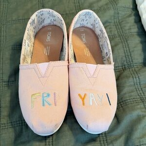TOMS womens Light Pink 'FRI YAY!' Slip one